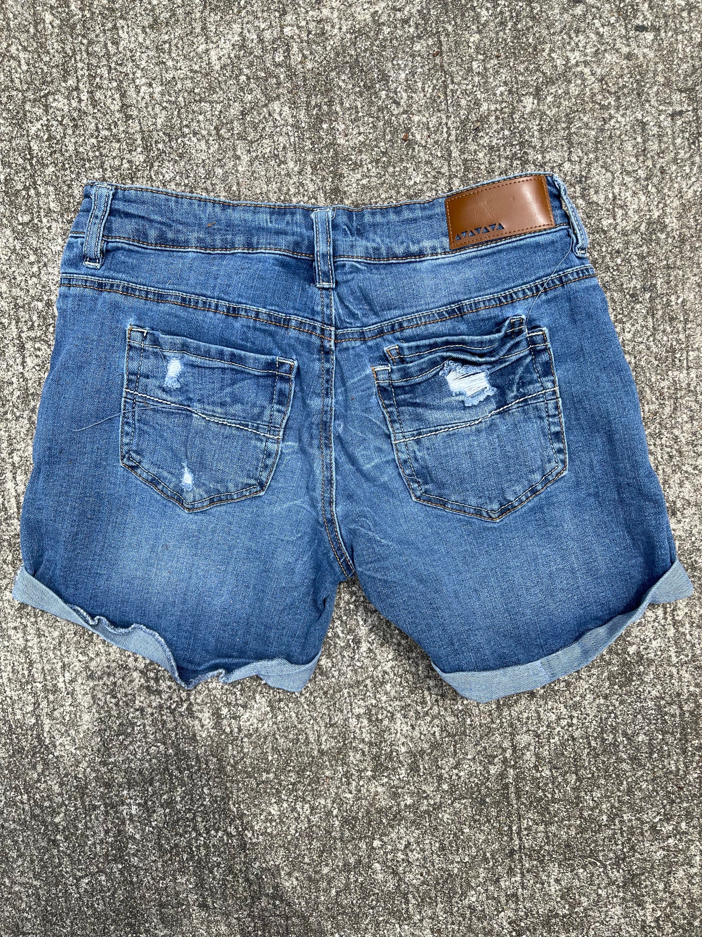 Distressed jeans shorts